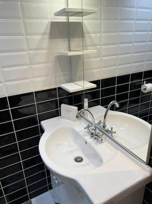 Le Paris Eiffel - Appartement Cosy En Plein Centre Bourgoin-Jallieu Dış mekan fotoğraf